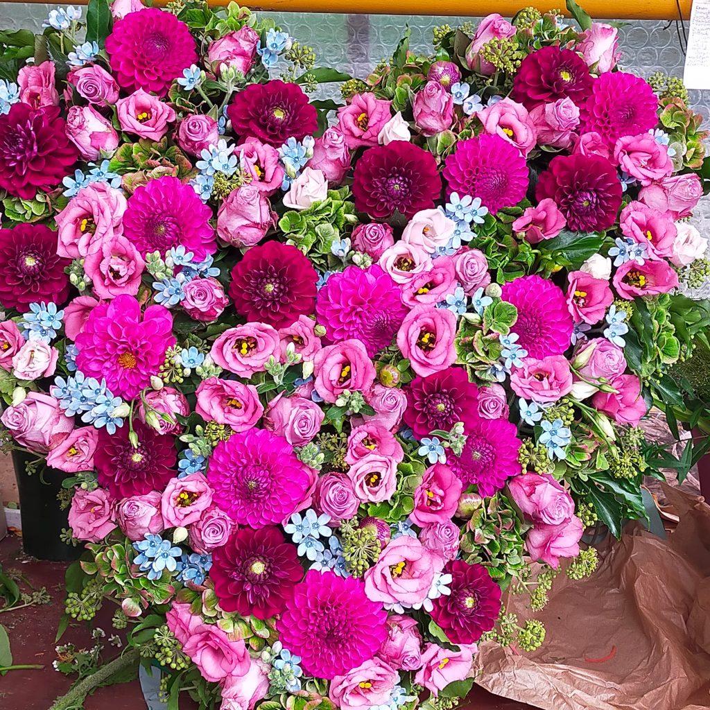 Gesteck Herz in Pink-Rot