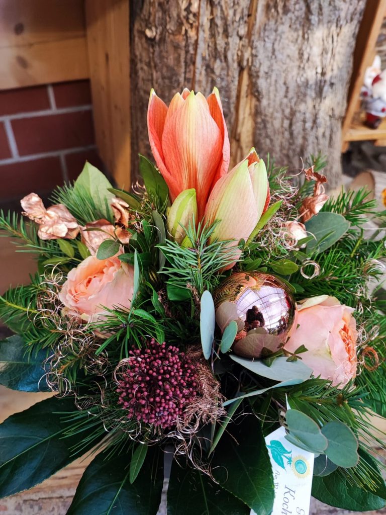 Blumenstrauß mit rosa Rosen und Amaryllis