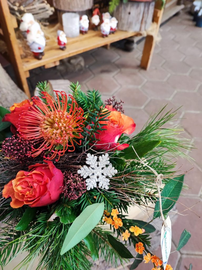 Blumenstrauß mit roten Rosen und Tentakelblume