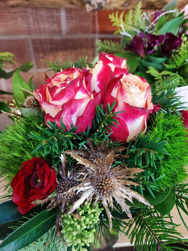 Blumenstrauß mit weiß-roten Rosen
