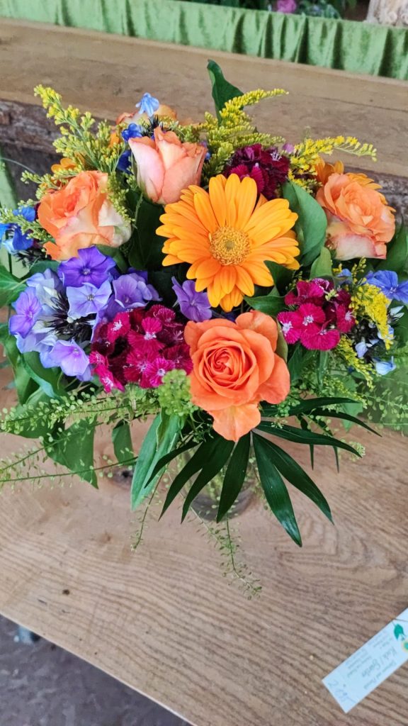 Sommerblumenstrauß mit Hortensie und Rosen