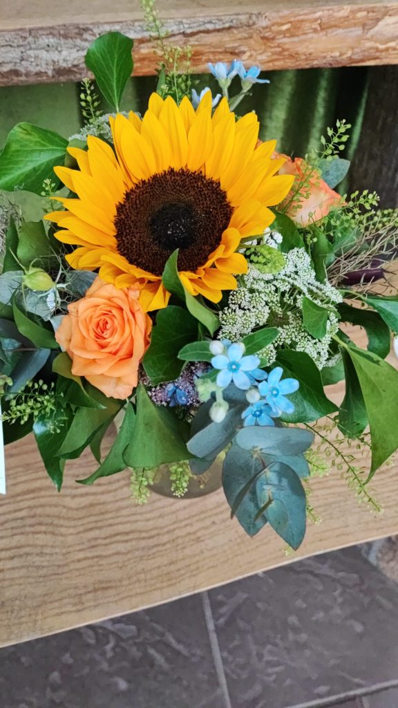 Sommerblumenstrauß mit Sonnenblume und Rosen