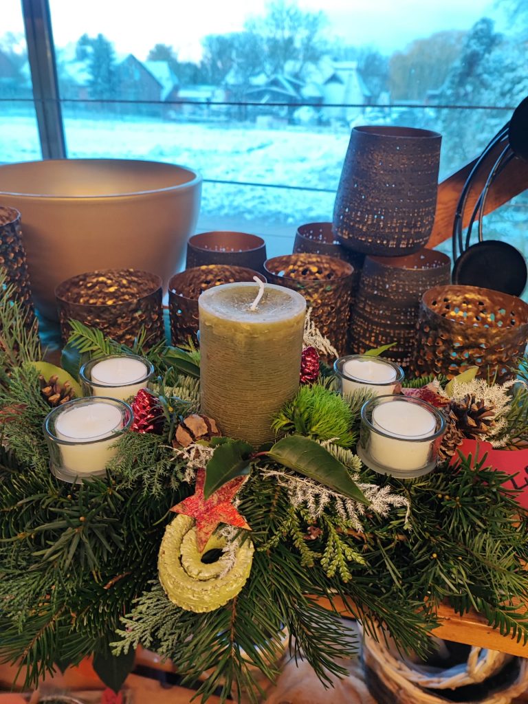 Adventsgesteck aus Tanne mit großer Kerze