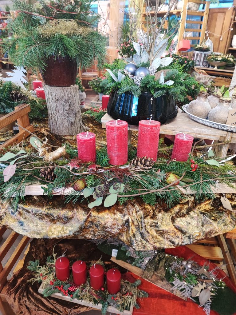Adventsgesteck aus Tanne mit roten Kerzen