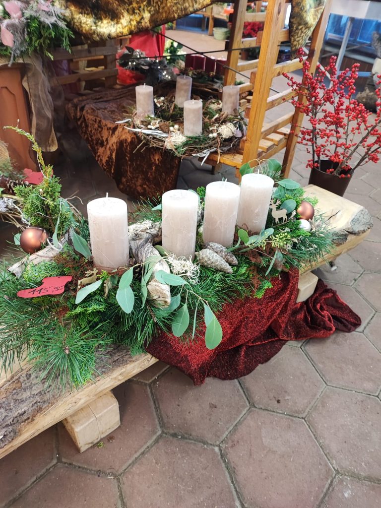 Adventsgesteck aus Tanne mit weißen Kerzen