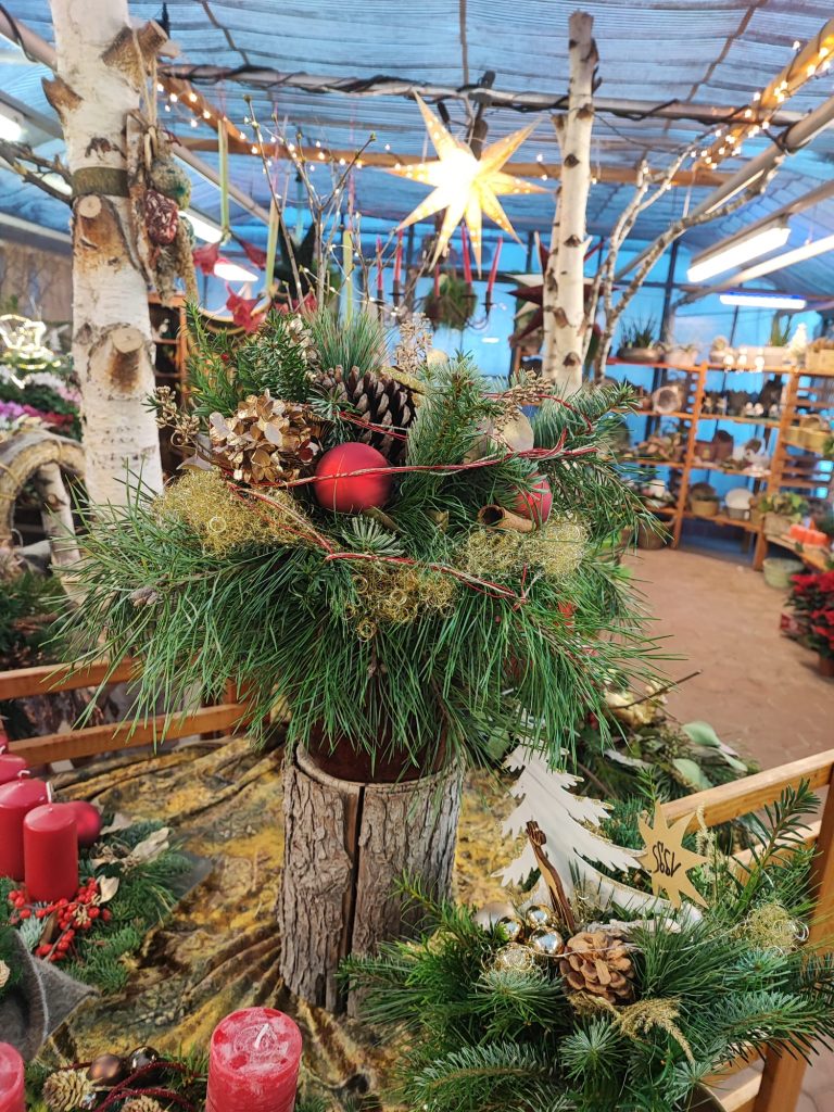 Weihnachtsgesteck aus Tanne mit roten Kugeln